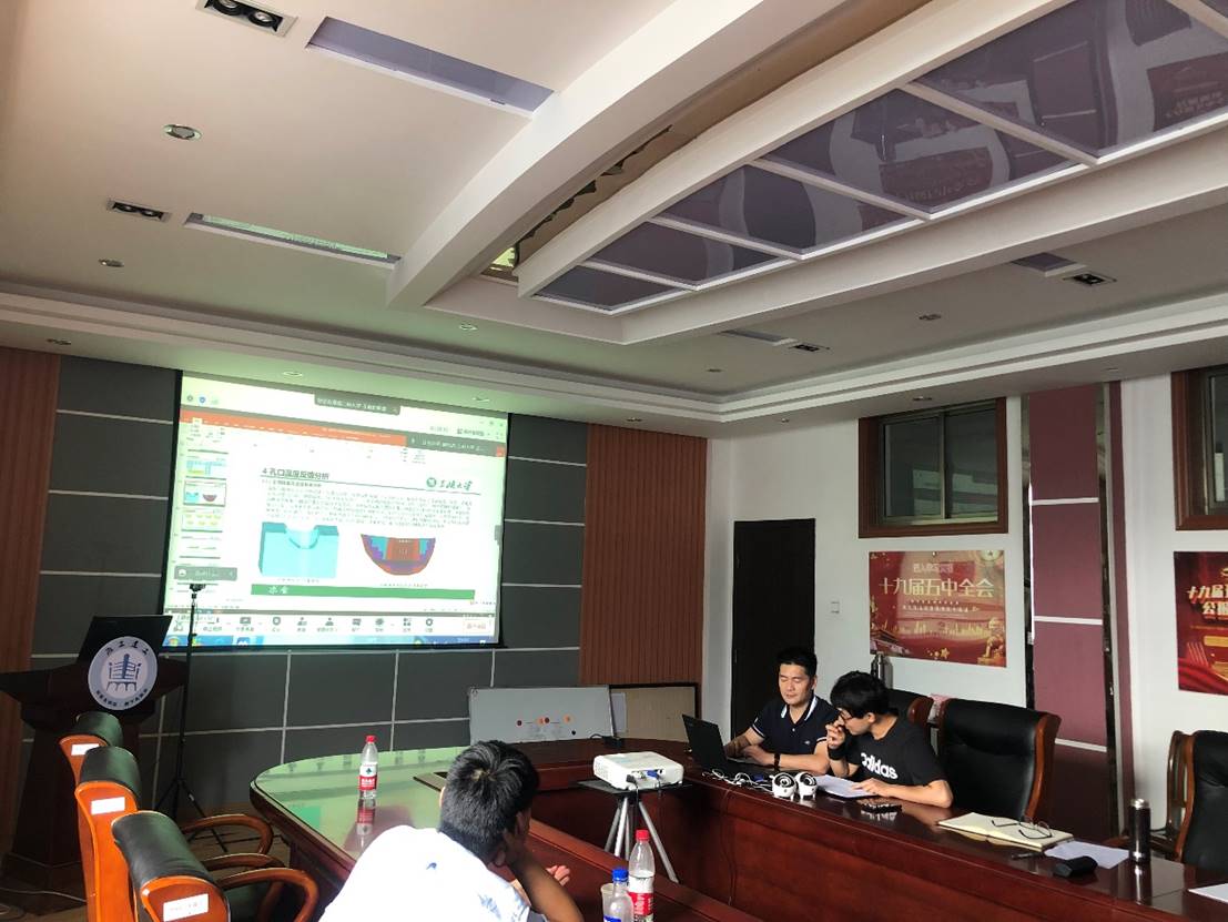 人们在房间里中度可信度描述已自动生成