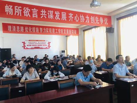 一群人在餐厅里 中度可信度描述已自动生成