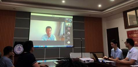 人们在看台上的人在房间里 描述已自动生成