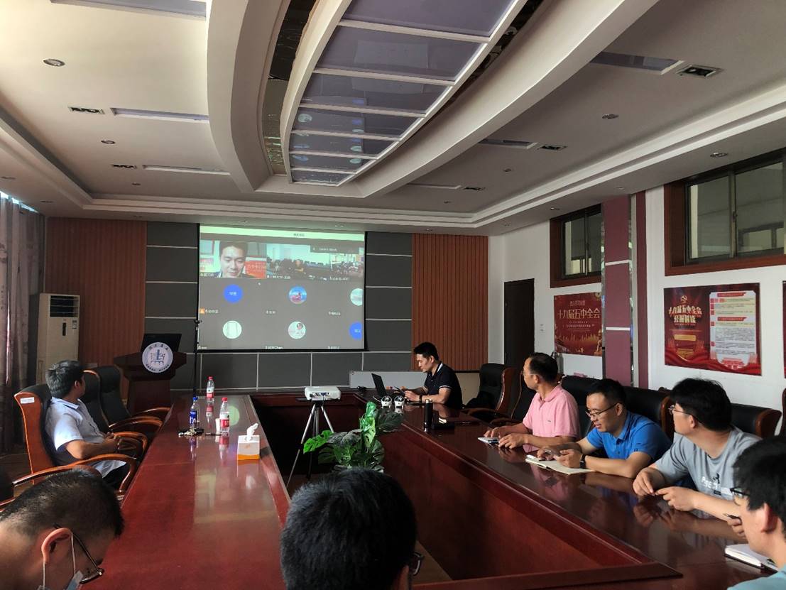 会议室里的人们描述已自动生成