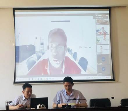 会议室里的人们 描述已自动生成