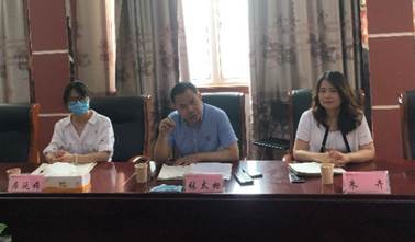 一群人在餐厅里描述已自动生成