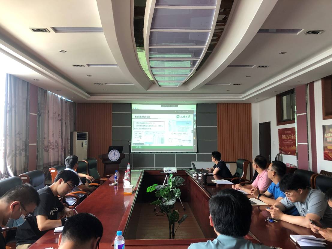 会议室里的人们描述已自动生成