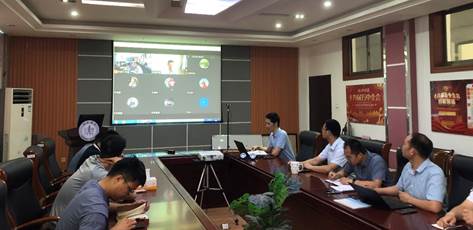 会议室里的人们 描述已自动生成